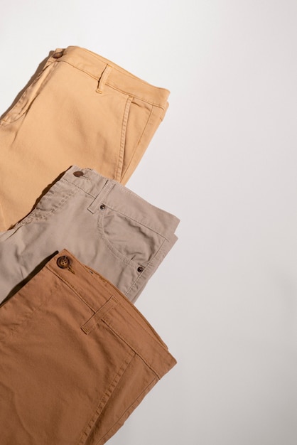 Foto collezione di pantaloni colorati sui toni del beige