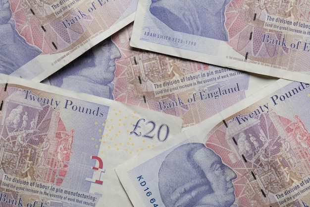 Коллекция банкнот британского фунта стерлингов в двадцать фунтов стерлингов