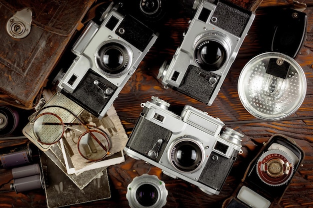 Foto una collezione di macchine fotografiche su un tavolo con una che dice 