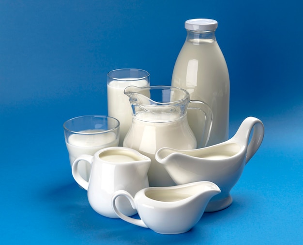 Raccolta di prodotti lattiero-caseari su superficie di legno blu