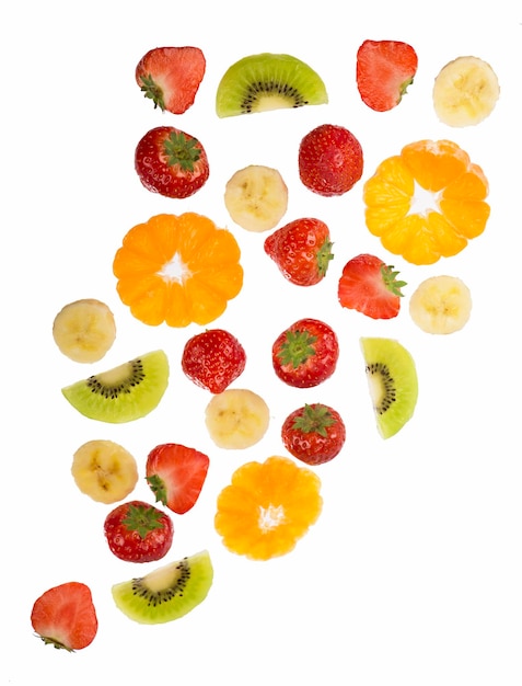Foto collezione di banane frutta arancione kiwi fragole sparse in fette isolate su sfondo bianco