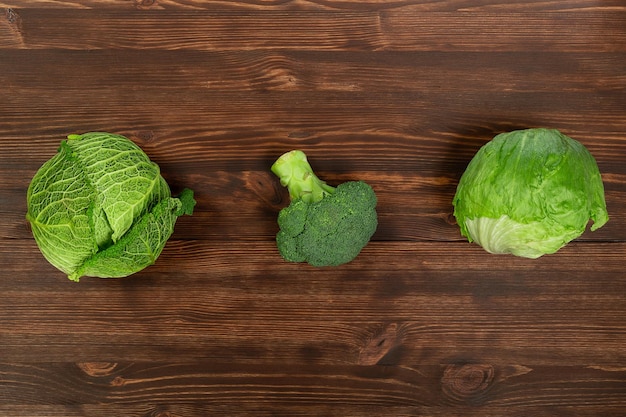 어두운 배경 브로콜리니 아보카도 스쿼시 칠리 포도에서 생산되는 녹색 채소 컬렉션은 평평한 오버헤드 세트의 일부입니다.
