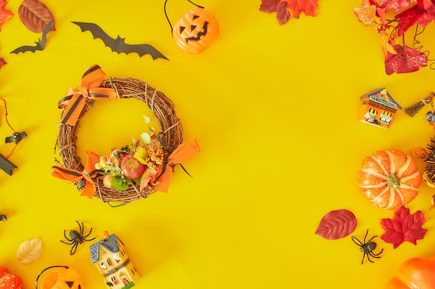 Collezione di oggetti per feste di halloween che formano una cornice