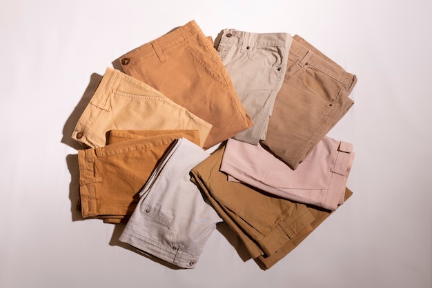 Фото Коллекция брюк бежевого цвета.