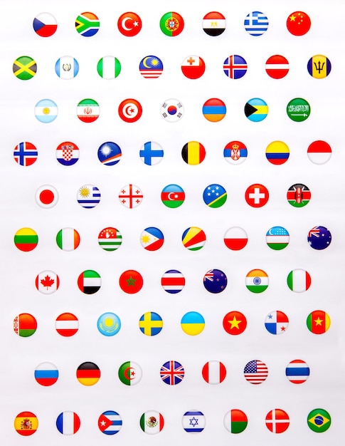 写真 白い背景で隔離の世界のさまざまな国の国旗の円記号のコレクション。