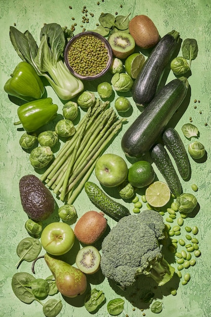 Фото Сбор свежих зеленых овощей брокколи, кабачки, спаржа, фасоль, брюссельская капуста, киви, авокадо, яблоко
