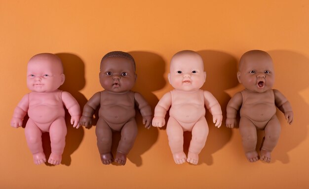 Foto collezione di bambole in plastica per bambini con diversi colori della pelle