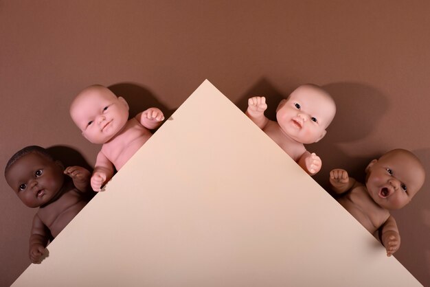 Foto collezione di bambole in plastica per bambini con diversi colori della pelle