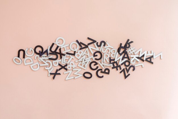 Foto un insieme di raccolta di lettere di taglio casuale alfabeto, astratto sopra il concetto di disposizione piatta