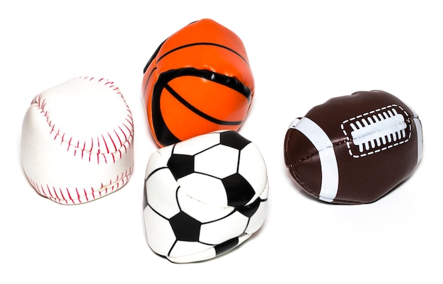 白い背景の上のサッカー、ラグビー、野球、バスケットボールのスポーツボールのコレクション。