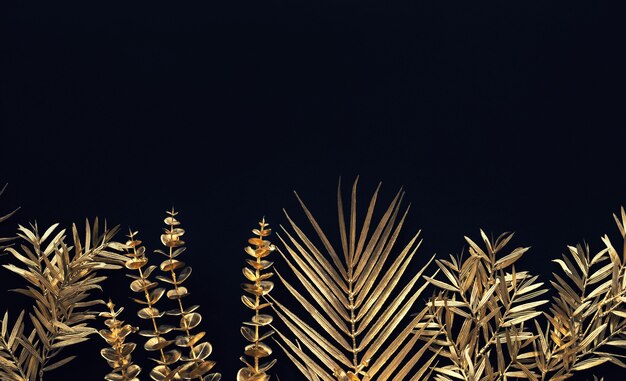 Коллекция тропических листьев в золотом цвете на черном космическом фоне. Абстрактный дизайн украшения листьев. Плоская планировка