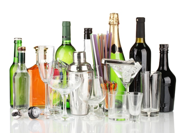 Коллекция различных стаканов и напитков, изолированных на белом