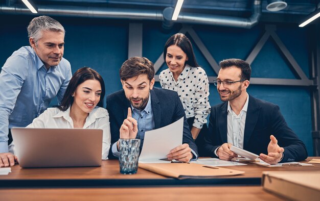 Collega plezier tijdens een vergadering op kantoor