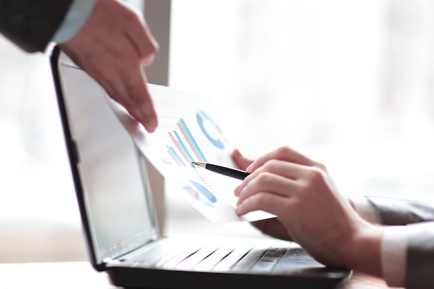 collega's bespreken financiële gegevens.