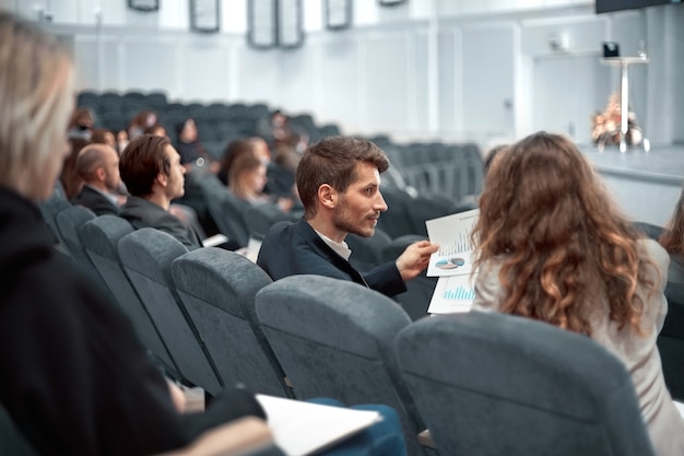 Collega's bespreken financiële schema's in de conferentiezaal