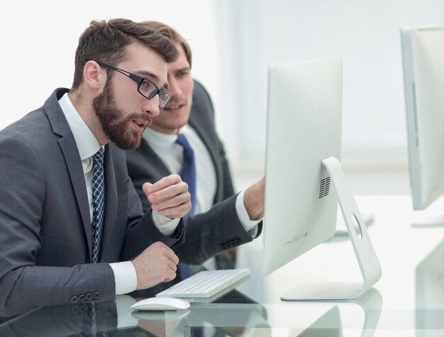 Collega's bespreken nieuwe ideeën. foto met kopieerruimte