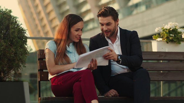 Collega's bespreken zakelijke documenten in de stad Collega's praten over documenten