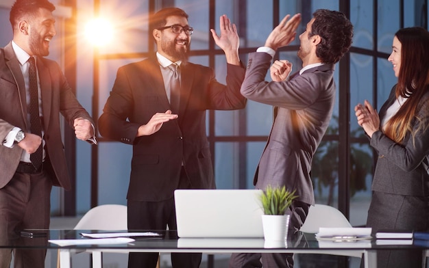 Collega's bukken over de tafel en bespreken