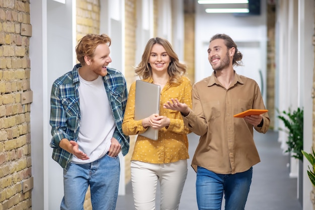 Collega's. Collega's lopen in de gang van het zakencentrum