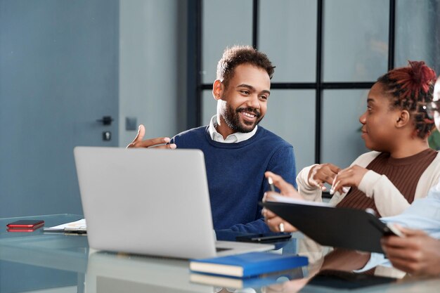 Collega's die aan het bureau zitten