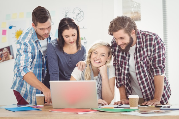 Collega&#39;s die aan laptop werken