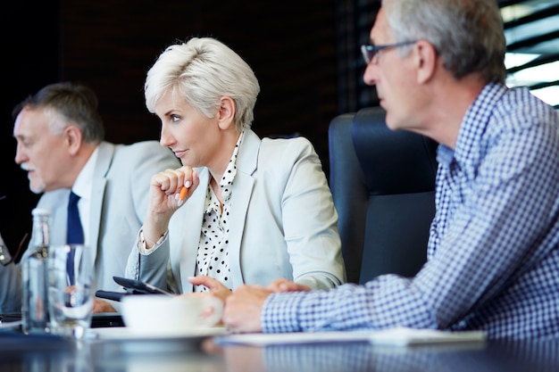 Collega's die aandachtig naar de presentatie luisteren