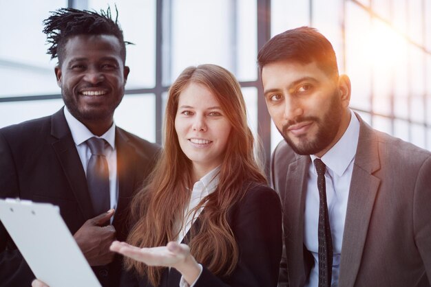 Collega's die bestanden met een bedrijfsrapport vasthouden en deze samen op het werk lezen