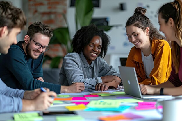 Collega's die deelnemen aan een teambuilding-workshop