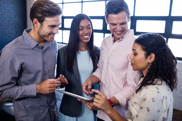 Collega's die een tablet gebruiken