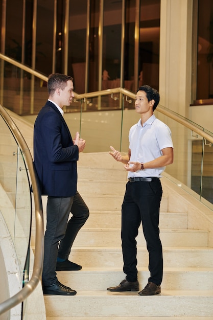 Collega's die ideeën bespreken