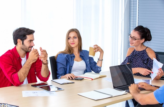 Collega's die in Bureau bespreken