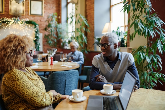 Collega's die koffie drinken in de coffeeshop