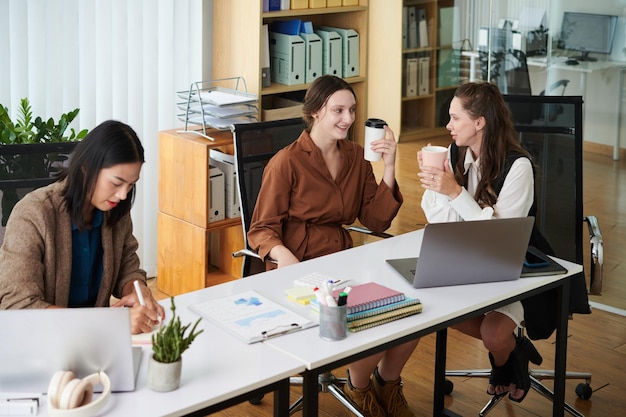 Collega's die koffiepauze hebben op kantoor