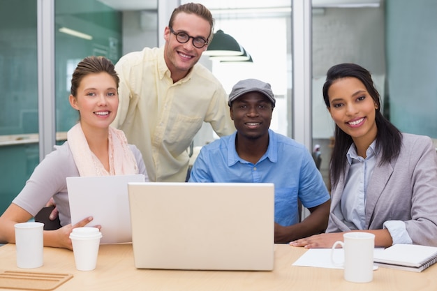 Collega&#39;s die laptop met behulp van op kantoor