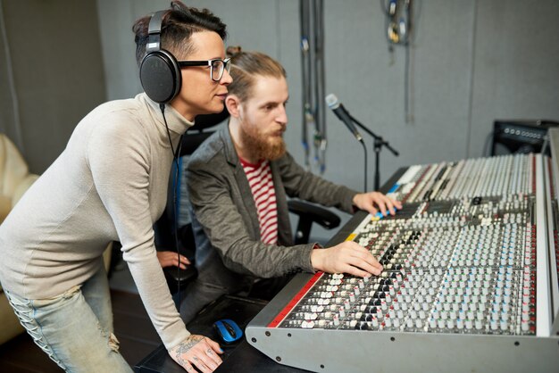 Foto collega's die muziek creëren