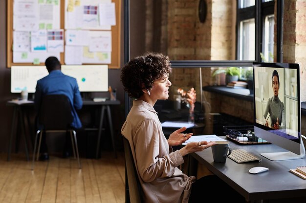 Collega's die online chatten op de computer