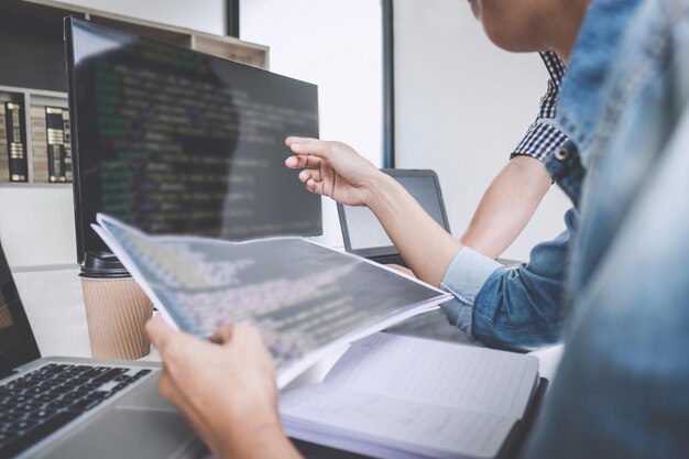 Foto collega's die op het kantoor aan de computer werken