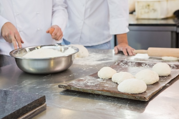 Collega&#39;s die op het werkblad samenwerken