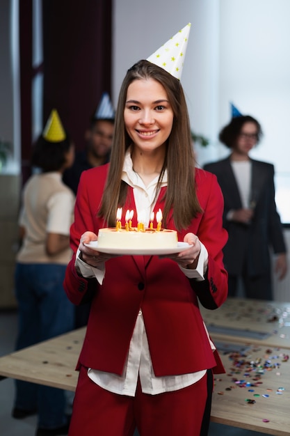 Collega's die plezier hebben op zakelijk evenement