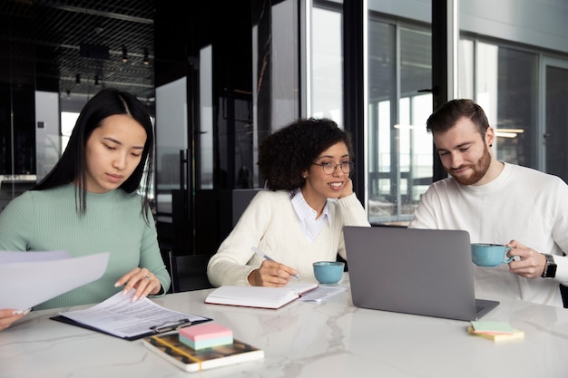 Collega's die samenwerken en koffie drinken