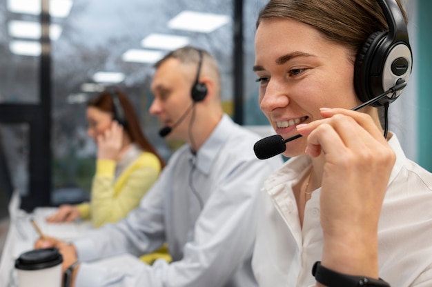 Foto collega's die samenwerken in een callcenter met een koptelefoon