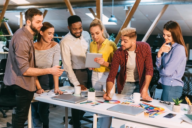 Collega's die samenwerken met tablet en palet