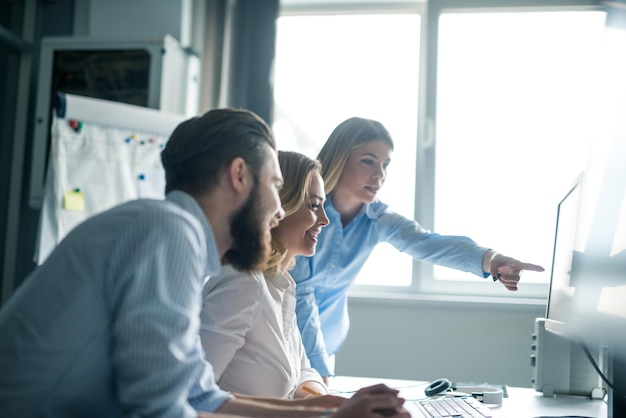 Collega's die samenwerken op een computer.