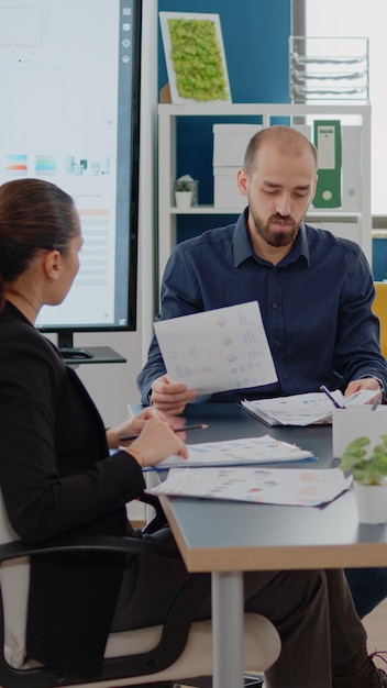 Collega's die teamwerk doen op kaartpresentatie voor project