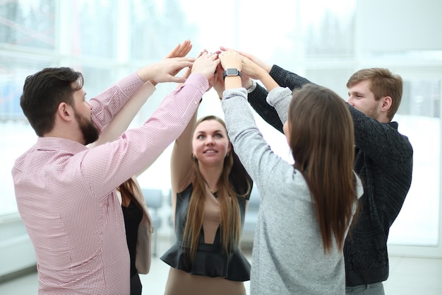 Collega's die teamwerk in kantoorinterieur tonen