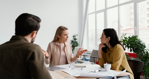 Collega's die tijdens een vergadering over een project praten