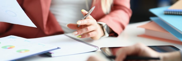 Foto collega's die werkmomenten bespreken en financieel rapport controleren