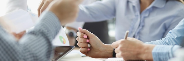 Collega's die werkmomenten bespreken en het financiële rapport in de vergaderruimte controleren