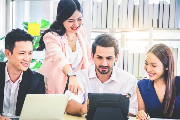 Collega's discussiëren op een digitale tablet in het kantoor
