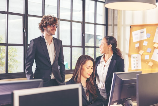 Collega's in een boardroomdiscussie, samen aan tafel, ideeën uitwisselend en strategiserend voor projectstrategie. Op kantoor, jonge zakelijke professionals